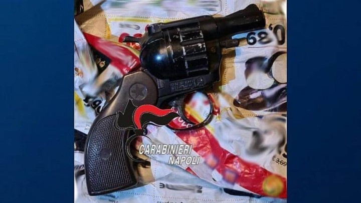 Umirovljenika (88) u McDonaldsu tražili za covid potvrdu, on izvukao revolver