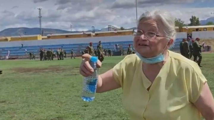 Baka skupila boce koje su ministri ostavili u Kninu: "Lani sam od toga platila HRT"