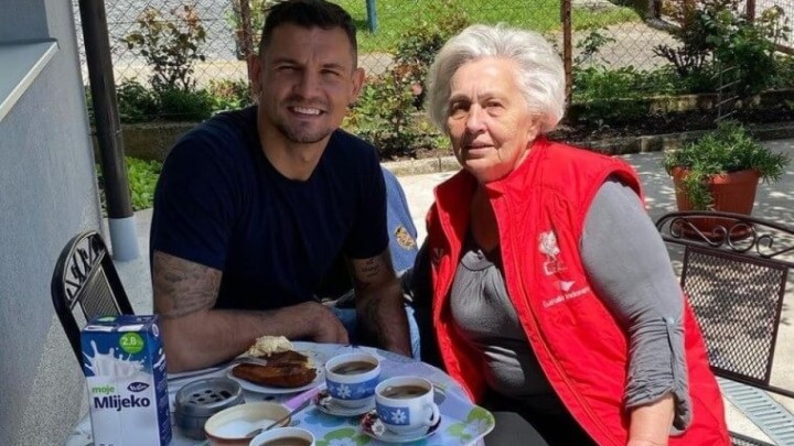 Lovren nogometnu pauzu iskoristio za posjet baki, ona ga dočekala s omiljenom slasticom