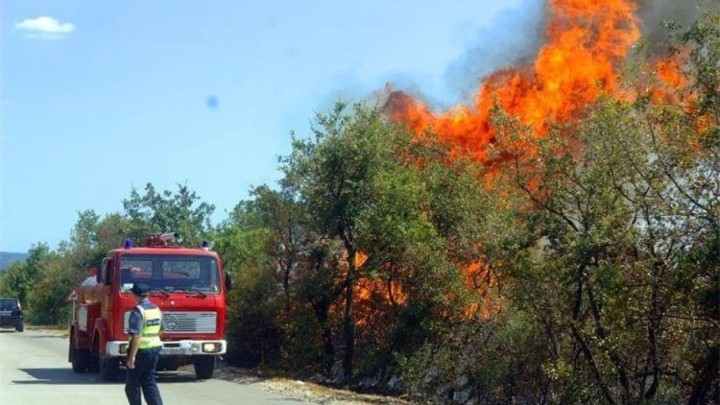 Umirovljenica (72) istresla pepeo u dvorište pa tri sata kasnije primjetila da joj gori auto