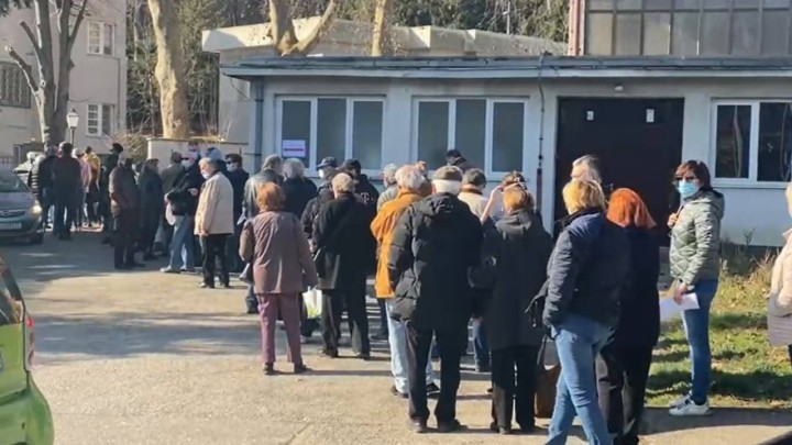 Stariji i bolesni satima čekaju u nepreglednim redovima za cijepljenje