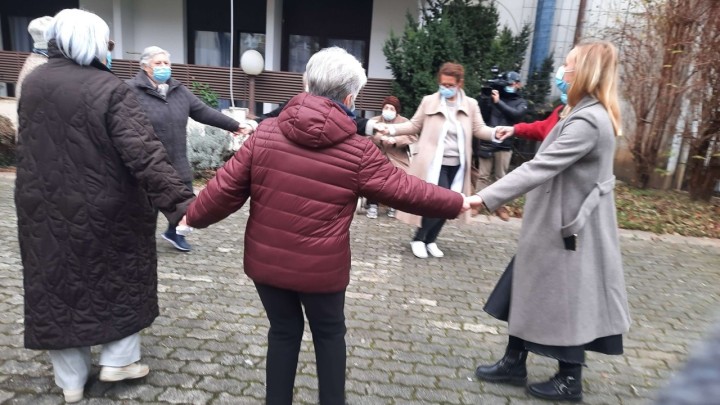 Tinejdžerice održale koncert u domu, umirovljenici čak i zaplesali