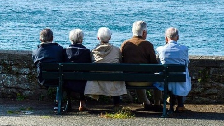 [ŽIVOT U GRADOVIMA] Mirovina im je 3.000 kuna, besplatno se voze po otoku, a imaju i božićnicu