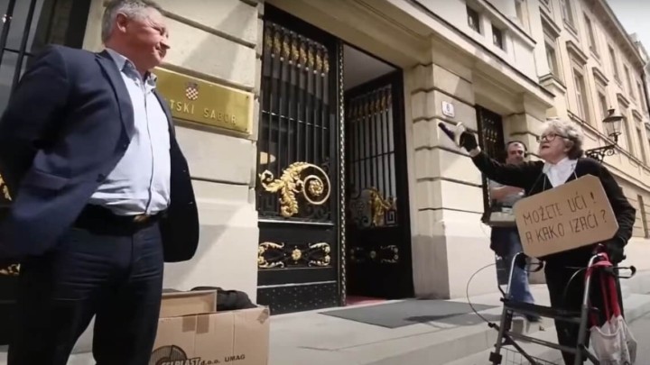Okršaj Culeja i umirovljenice ispred Sabora: "Ukrali ste budućnost mojoj djeci i unucima!"
