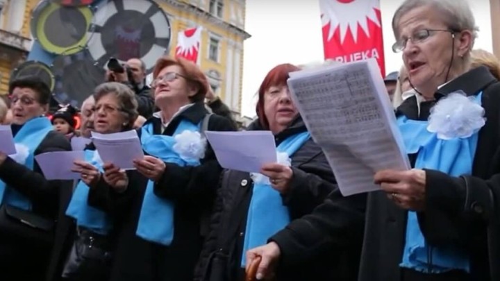 Pogledajte kako su riječki umirovljenici na trgu izveli "Odu radosti"