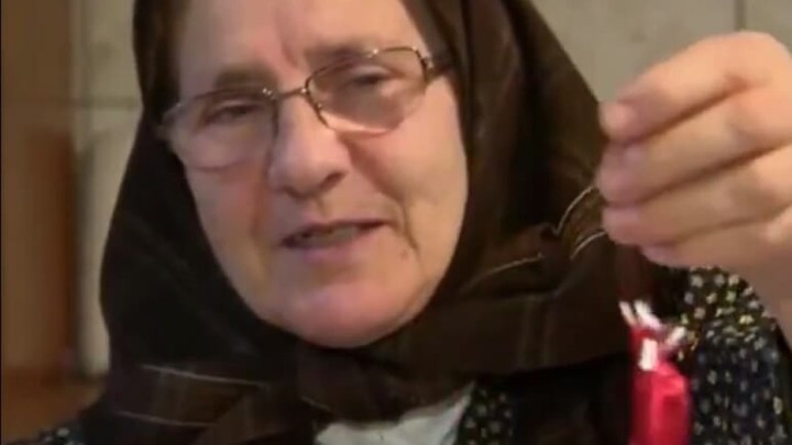 Tri bake pokazale kako su se nekada ukrašavala božićna drvca