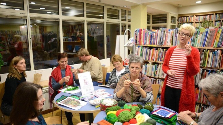 Humanitarni umirovljenici: U akciji #upletimose heklaju i pletu šalove i deke za potrebite