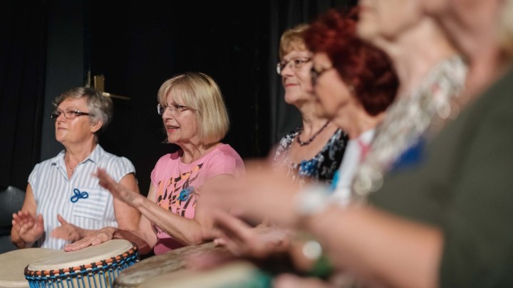 Klub 54+: Oni su dokazali da bubnjanje nije samo za mlade, a pjevanje za ispod tuša