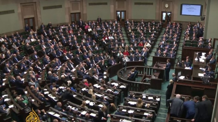 Poljska uvodi posebne mirovine za majke četvero ili više djece