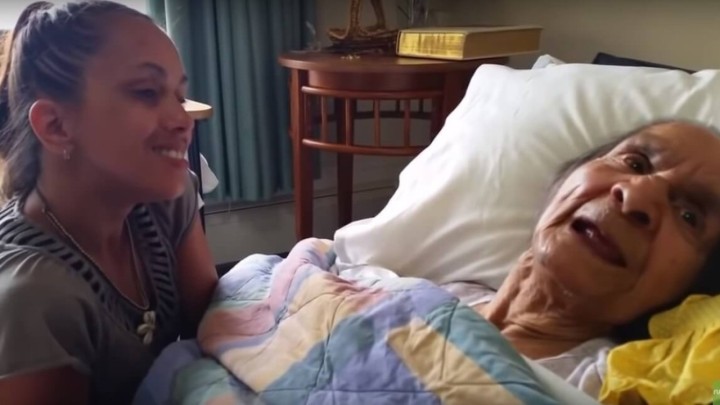 [VIDEO] Pogledajte dirljivi trenutak unuke koja pjeva svojoj dementnoj baki
