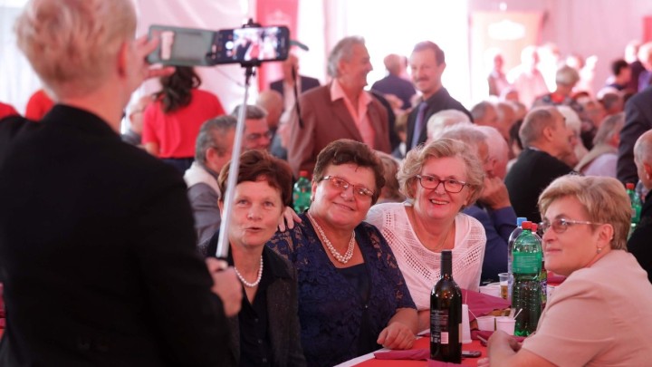 Lijepa gesta Podravke: Susret ispred tvornice za 3.000 bivših radnika - umirovljenika