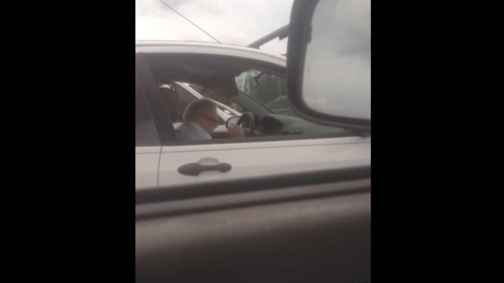 Djed u svom automobilu "roka" uz hard rock i thrash metal klasike