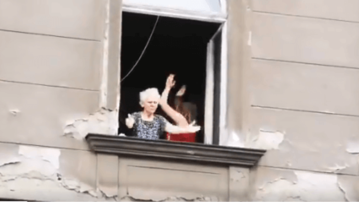 [Baka godine] Puštala glazbu i mahala navijačima s prozora zgrade u Frankopanskoj