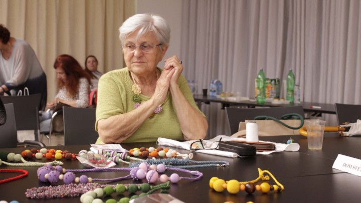 [FOTO] Kreativne umirovljenice ne heklaju samo tabletiće, već i nakit!