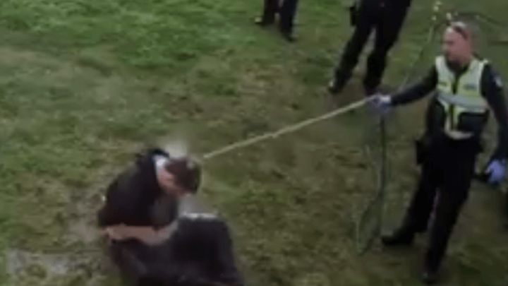 [VIDEO] Sigurnosna kamera snimila šestoricu policajaca kako prebijaju umirovljenika invalida