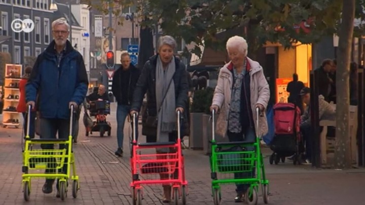 Umirovljenici s hodalicama mladima donose besplatni internet