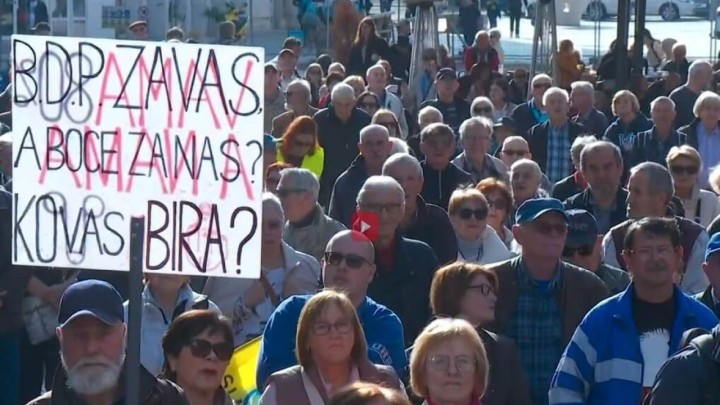 Poruke s prosvjeda Protiv siromaštva: 'Radila sam u Borovu, imam 300 eura mirovine'