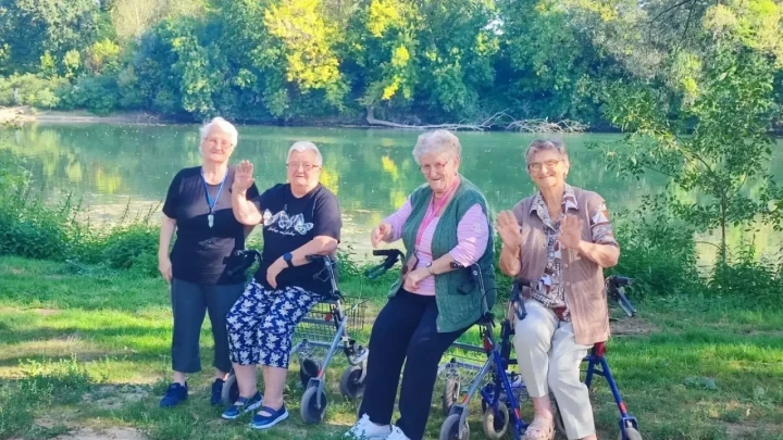 Umirovljenici uživali kraj Kupe: 'Šetnja kroz šumicu, uživanje na svježem zraku'