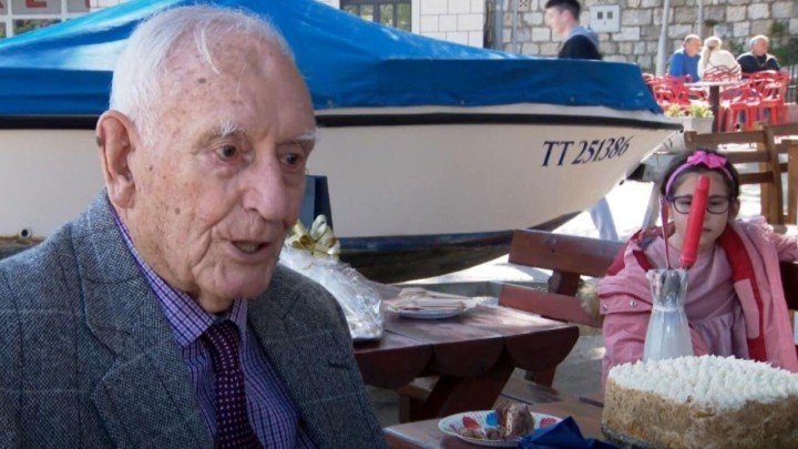 Umirovljenik Božo na stoti rođendan pozvao cijelo mjesto: Ribari, slika i unucima kuha