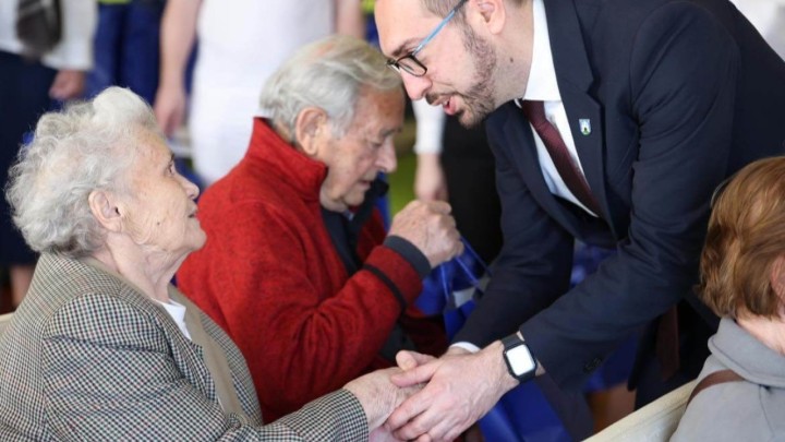 Tomašević darivao umirovljenike u domovima: Pohvalio se mjerama za starije