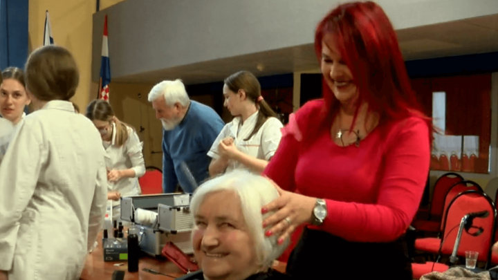 Srednjoškolci uređivali korisnike Doma za starije, a ovi posjeti će sada postati rutina