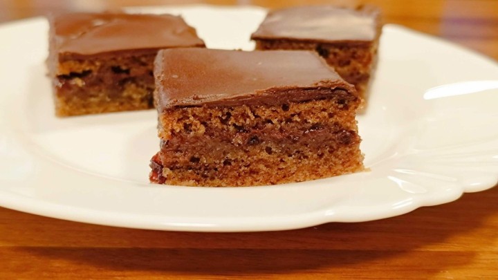 Bakina kuhinja: Kolač s pekmezom koji podsjeća na medenjake i Božić