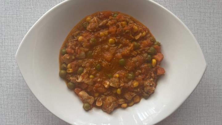 Bakina kuhinja: Varivo s piletinom i povrćem obogaćeno domaćim ajvarom oduševit će sve