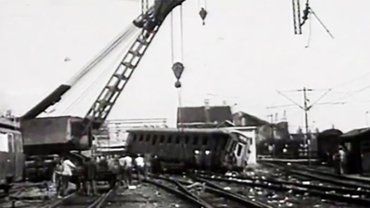 [30.8.] Vlak iskočio iz tračnica kod Glavnog kolodvora: Poginulo preko 150 ljudi