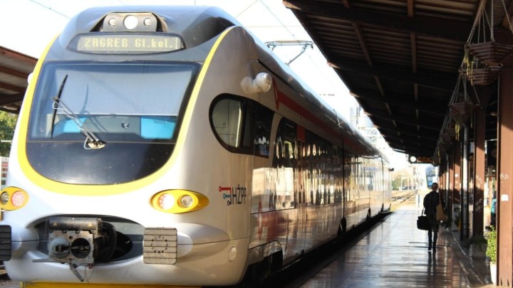Sve više starijih putuje besplatno vlakom: HŽ-om do mora u srpnju išlo 1.600 umirovljenika