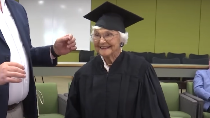 Studentica od 105 godina je tek sada dobila svoju diplomu, a na nju gleda kao na priznanje dosadašnjeg rada