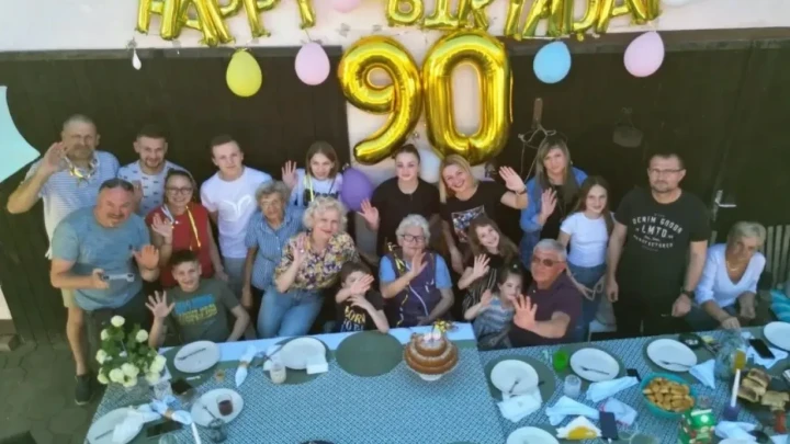 Baka Marija proslavila 90. rođendan, a i dalje radi u vrtu i čuva devetero praunučadi