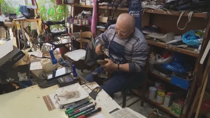 Umirovljenik Marko jedini je postolar u Našicama, a u svom poslu uživa