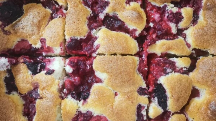 Bakina kuhinja: Recept na čaše za pjenasti kolač s voćem ispunit će sve vaše želje za slatkim