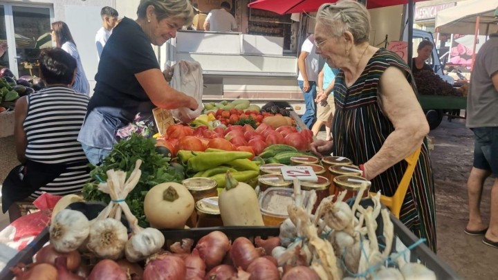 Na šibenskoj pijaci 'bakice' nevoljko spuštaju cijene: 'Moramo zbog prekupaca i centara'