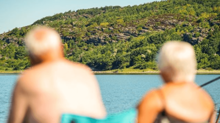Možete li na osnovu fotografije dokučiti u kojoj zemlji uživaju ovi umirovljenici?
