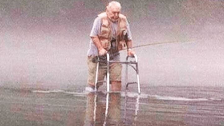 Sve što želi, i može, uz malu pomoć rekvizita: Teško pokretan djed čak i peca s hodalicom