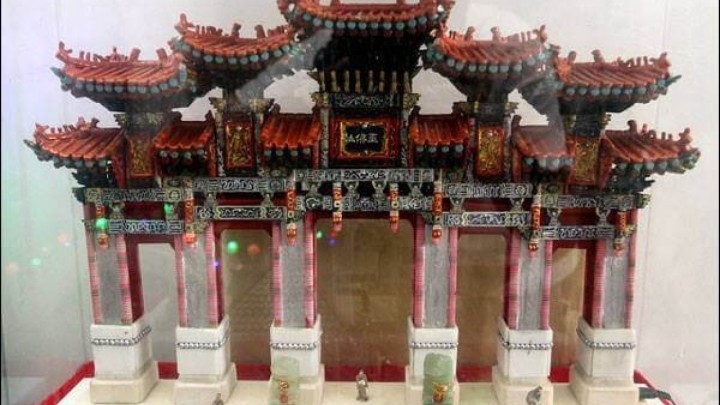 Umirovljenik izrađuje male svjetove od azijskih štapića za jelo, štapića za voće i za roštilj