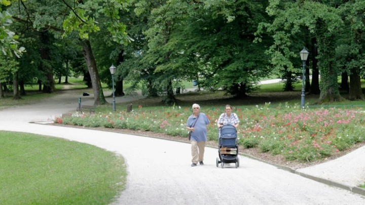 Šetnja s unucima idealan je "izgovor" za boravak u prirodi i gibanje