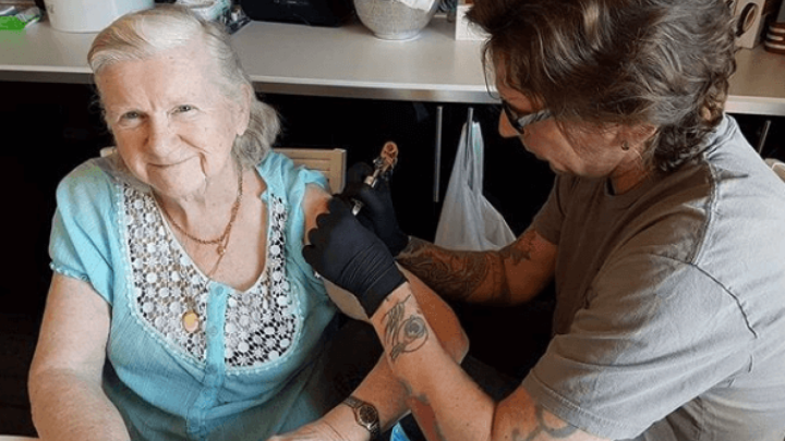 Istetovirani djedovi i bake poručuju svima da je uvijek pravo vrijeme za nova iskustva