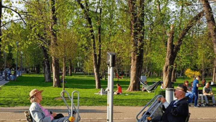 [Foto] Stariji par uzor je mladima jer zna kako uživati u životu