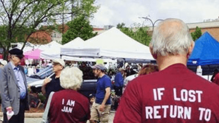 Dobra fora starijeg para - da se ne bi izgubili, na majice su stavili natpise