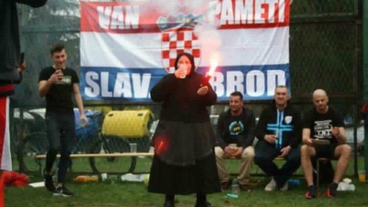 Inati se Slavonijo! Pogledajte kako ova hrabra baka protestira u Slavonskom Brodu gdje nema pitke vode