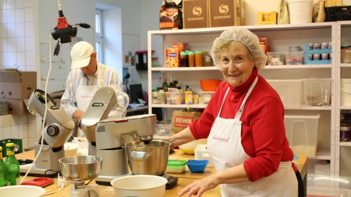 Umirovljenici u Münchenu zarađuju od zajedničkog pečenja kolača