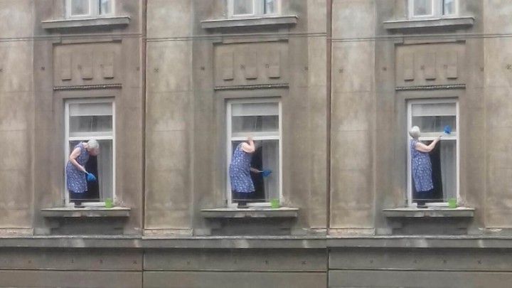 Neustrašiva baka s visine na rubu zgrade u Zagrebu pere prozor