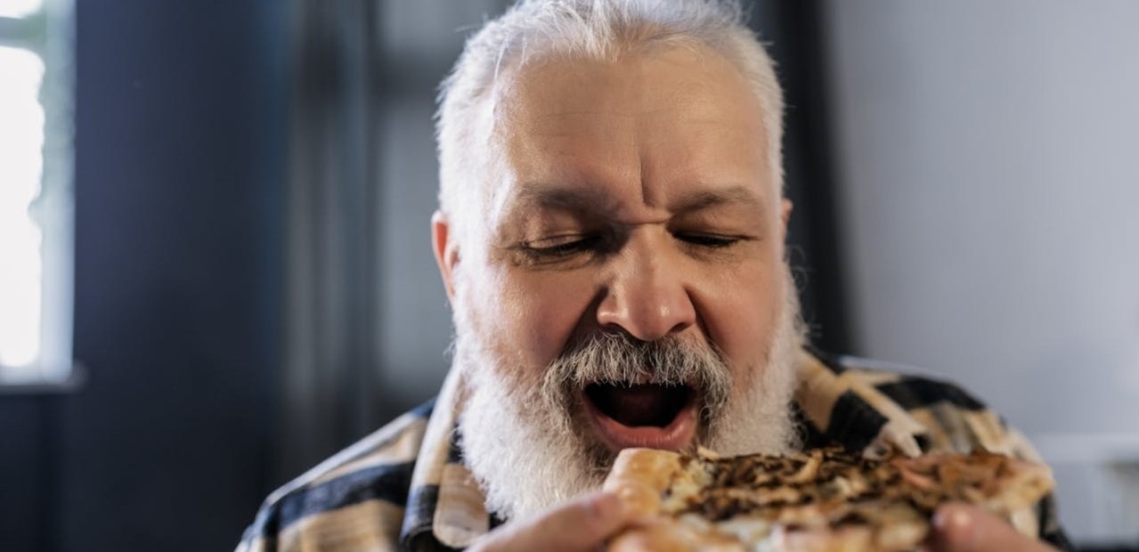 Tko bi mu odolio: Umirovljenik u trgovini grickao vrhove sireva pa ih vraćao na police