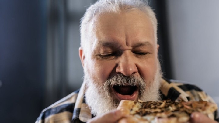 Tko bi mu odolio: Umirovljenik u trgovini grickao vrhove sireva pa ih vraćao na police