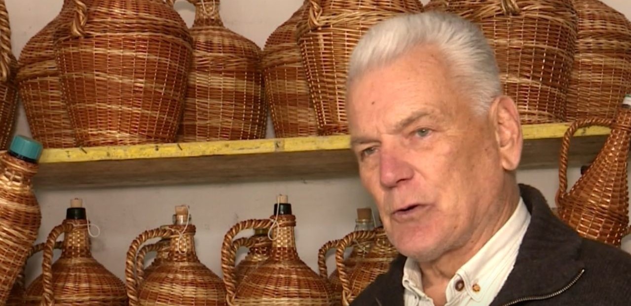 Umirovljenik Ivan plete košare i boce od šiba: Obišle su svijet, a sada radi po narudžbi