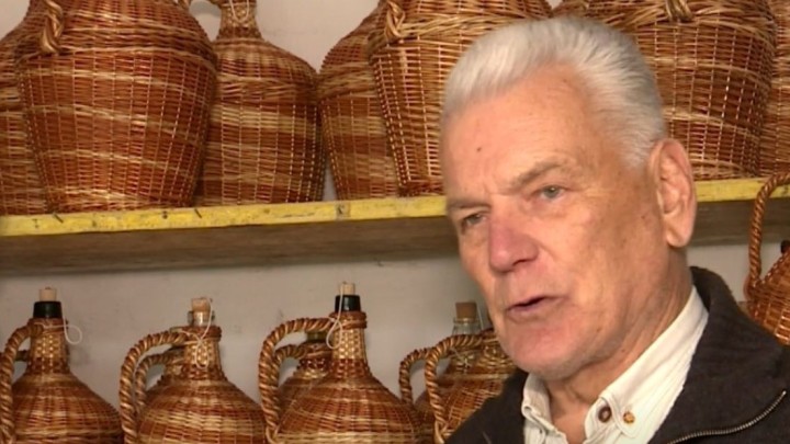 Umirovljenik Ivan plete košare i boce od šiba: Obišle su svijet, a sada radi po narudžbi