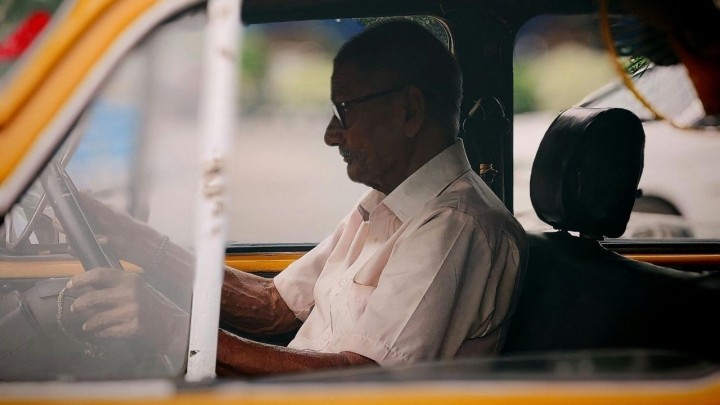 Rad preko digitalnih platformi: Poznato koliko starijih od 60 vozi taksi i dostavlja