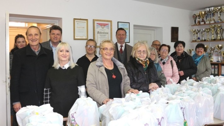 Grad darovao umirovljenike za Uskrs: Podijeljeno 180 poklon paketa s hranom